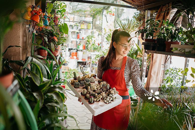 女人在花店工作图片素材