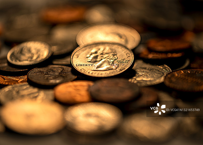 堆叠和散开的硬币堆图片素材