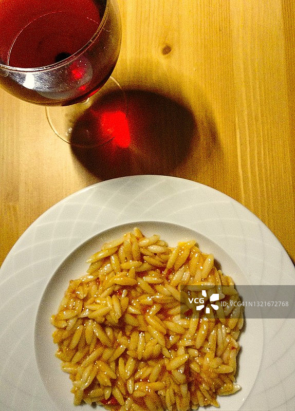 希腊美食：希腊传统意大利面和红酒图片素材