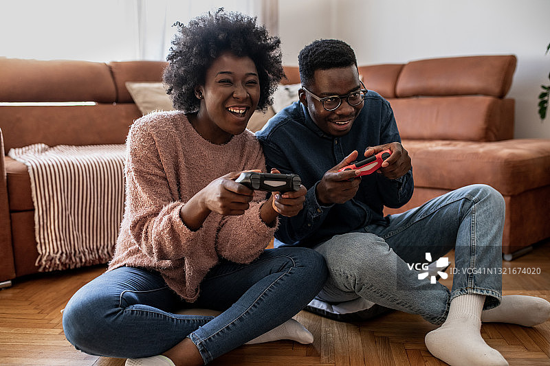 情侣在家玩电子游戏图片素材