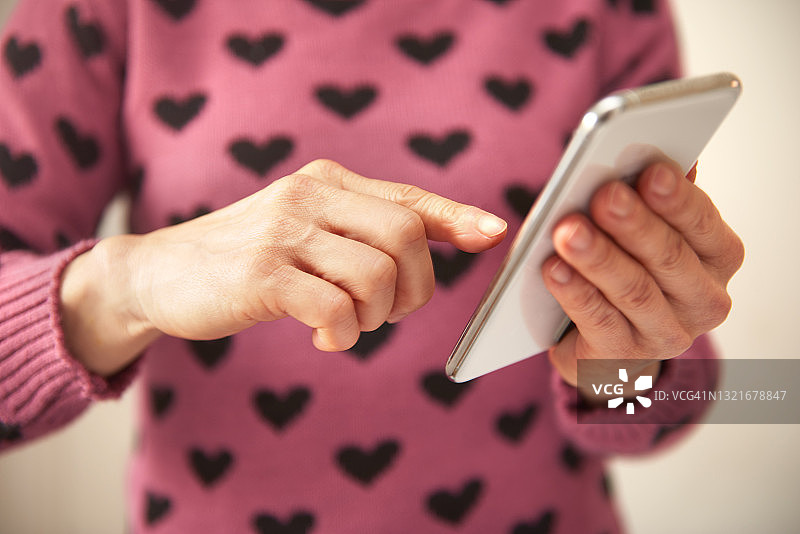 女人在线发短信图片素材