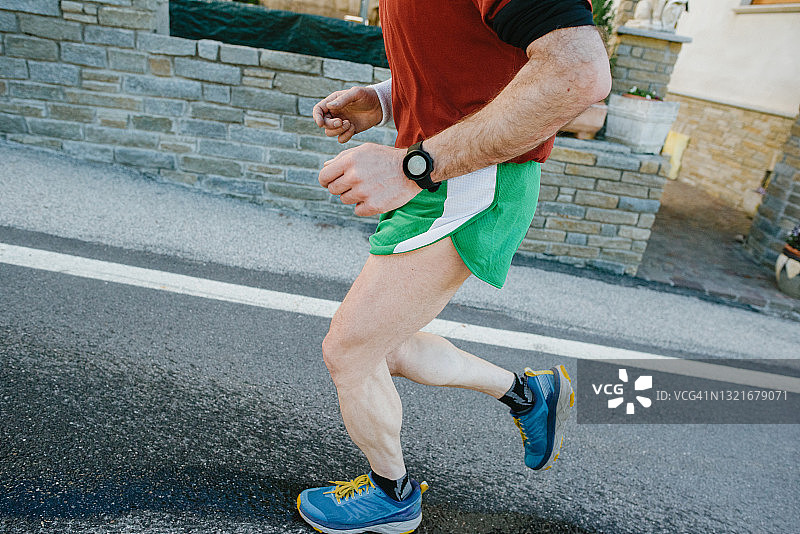 中年男人在上坡路上跑步图片素材