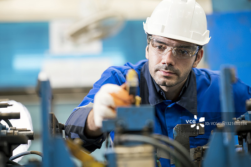 汽车制造：焊接过程中的精度与质量控制图片素材