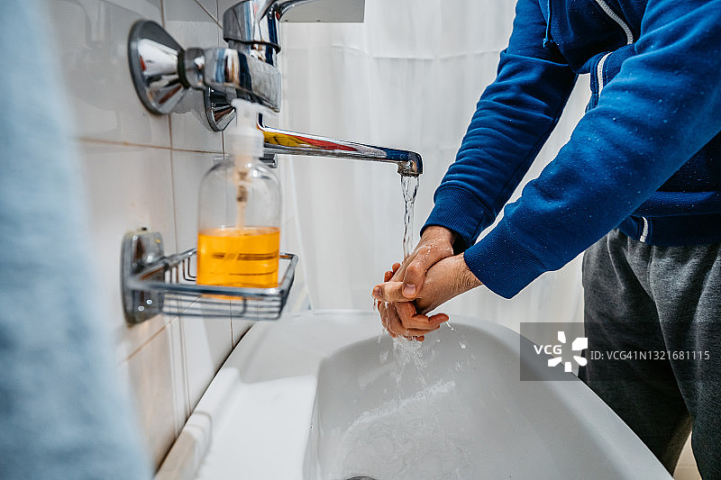 男人洗手预防病毒图片素材