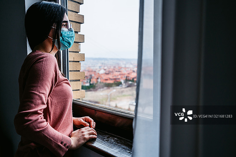 隔离中望着窗外的女人图片素材