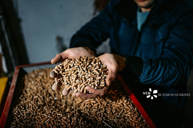 手中的木质颗粒图片素材