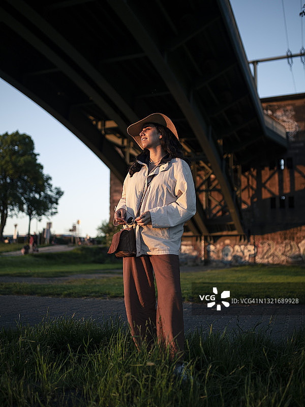 站在桥下的美丽女人图片素材