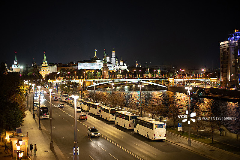 莫斯科河畔夜景：通往克里姆林宫的街道图片素材