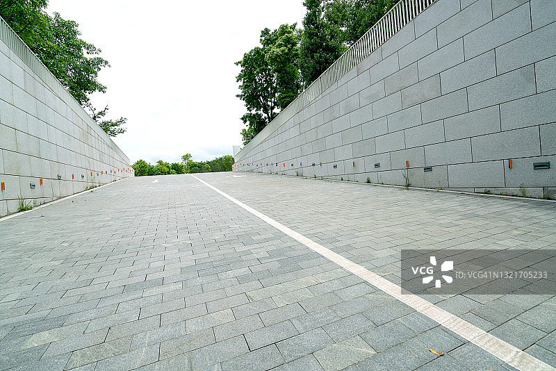 通往地下停车场的下坡车道图片素材
