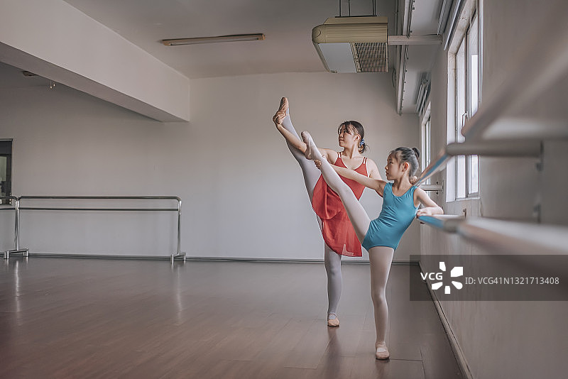 中国少女芭蕾舞者在工作室训练女学生图片素材