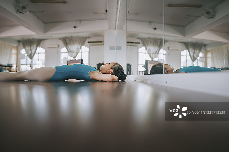 躺在舞蹈工作室里的中国小女孩图片素材