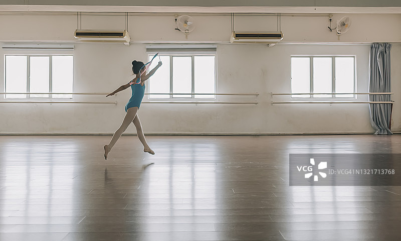 中国女孩在体操学校练习彩带体操图片素材