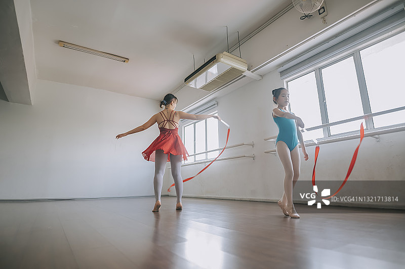 中国女孩在体操学校练习彩带韵律体操图片素材