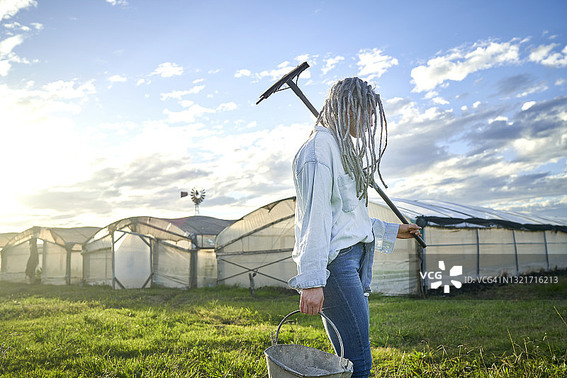 在果园里工作的女人，乡村生活图片素材