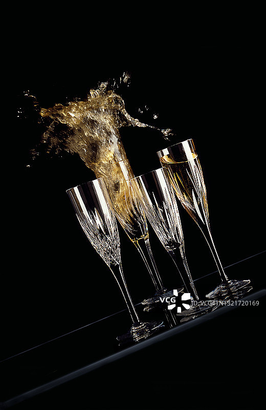 香槟酒杯飞溅图片素材