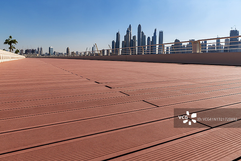 从观景台看到的迪拜天际线图片素材