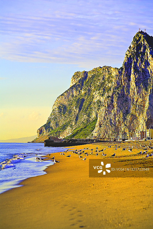 从西班牙海滩眺望直布罗陀图片素材