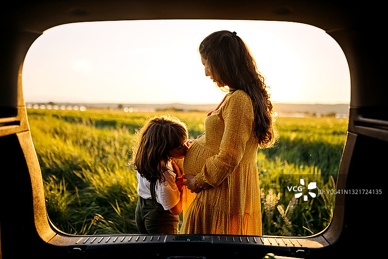 我们的家庭会更壮大图片素材