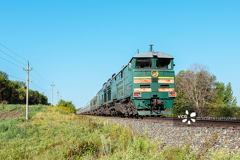 牵引客运列车的强大内燃机车图片素材