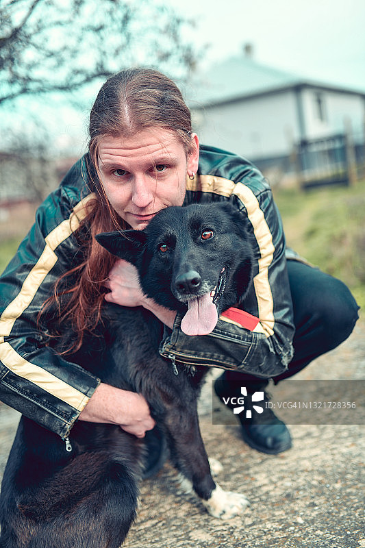 聪明的狗与金属摇滚主人击掌图片素材