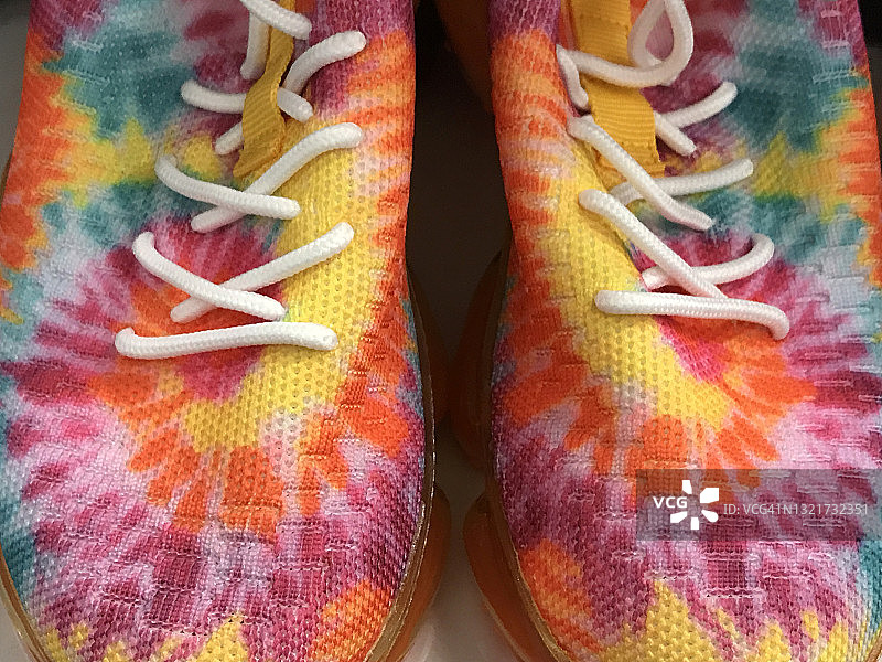 充满活力的彩色扎染设计的运动鞋图片素材