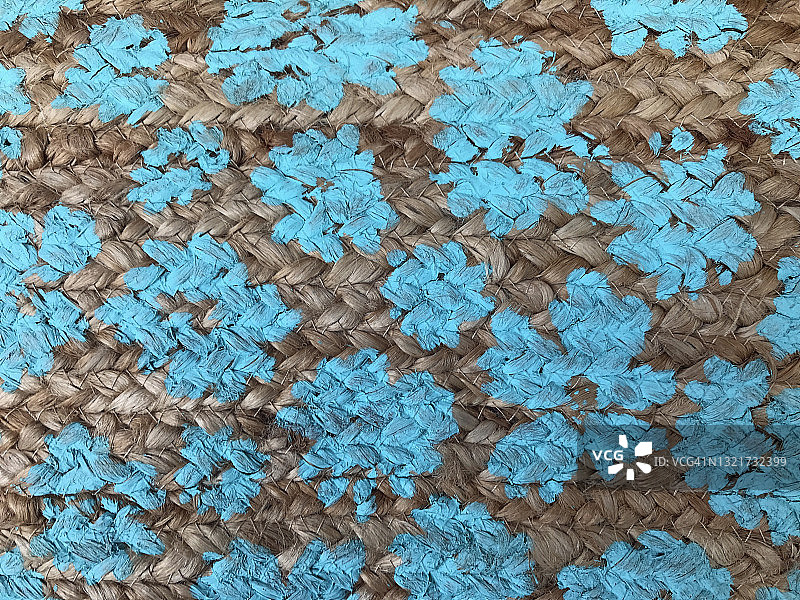 蓝色花卉图案编织麻布包特写图片素材