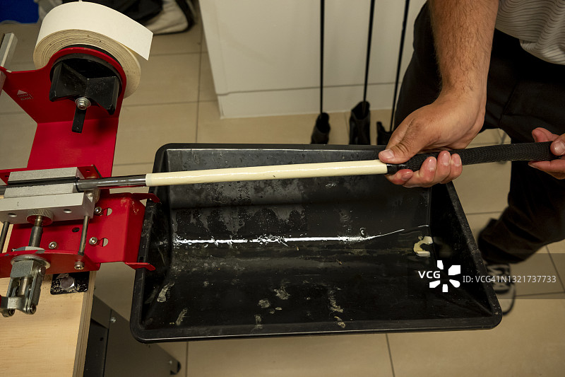 高尔夫球手更换握把图片素材