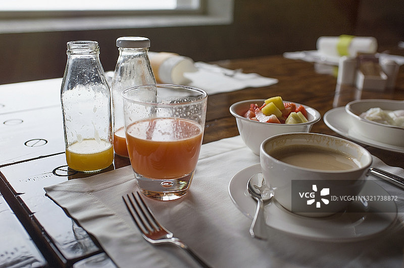 餐桌上的新鲜早餐特写图片素材