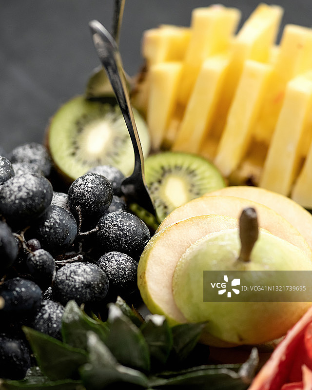新鲜水果沙拉特写：季节性混合水果和浆果甜点图片素材