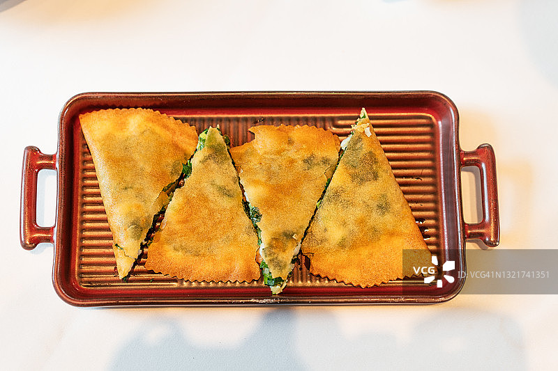 餐厅里的炸韭菜饺子特写图片素材