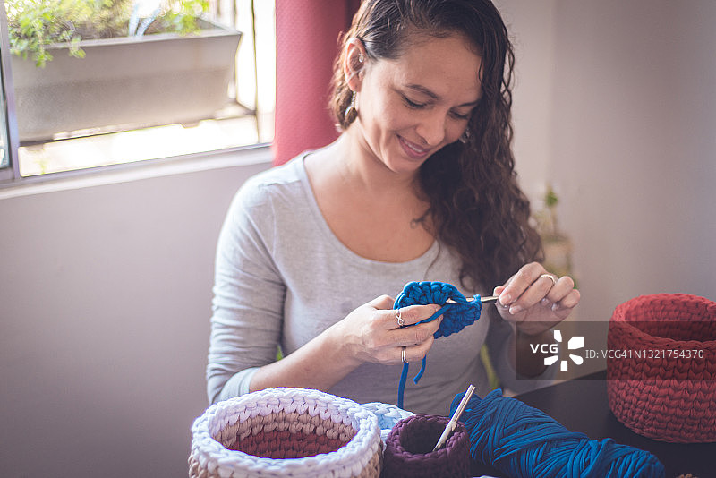 年轻女人制作钩针工艺品图片素材