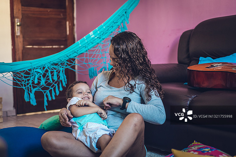 母子互相挠痒玩耍图片素材