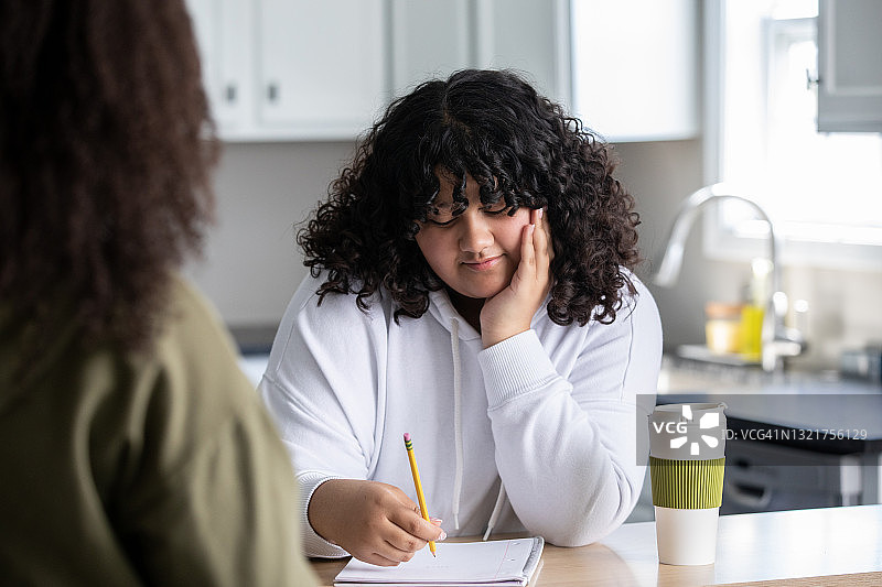 中学女生放学后与导师一起学习图片素材
