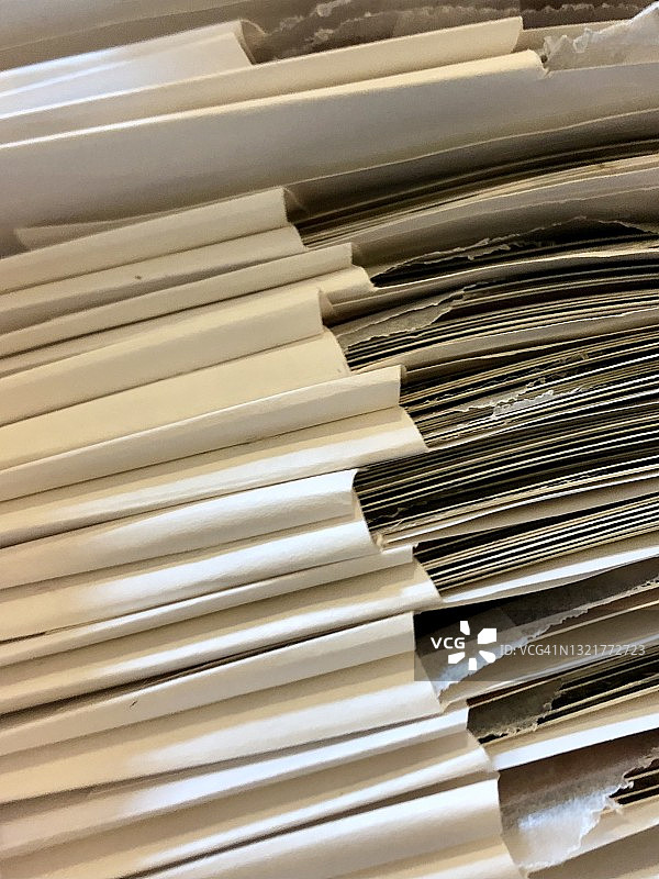 待整理扫描的家庭照片堆图片素材