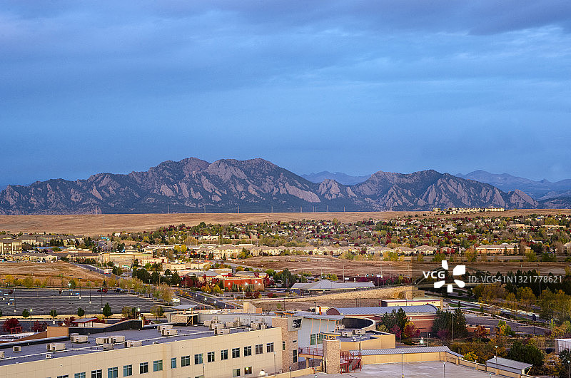 壮观的日出：科罗拉多州布鲁姆菲尔德和熨斗山脉全景图片素材