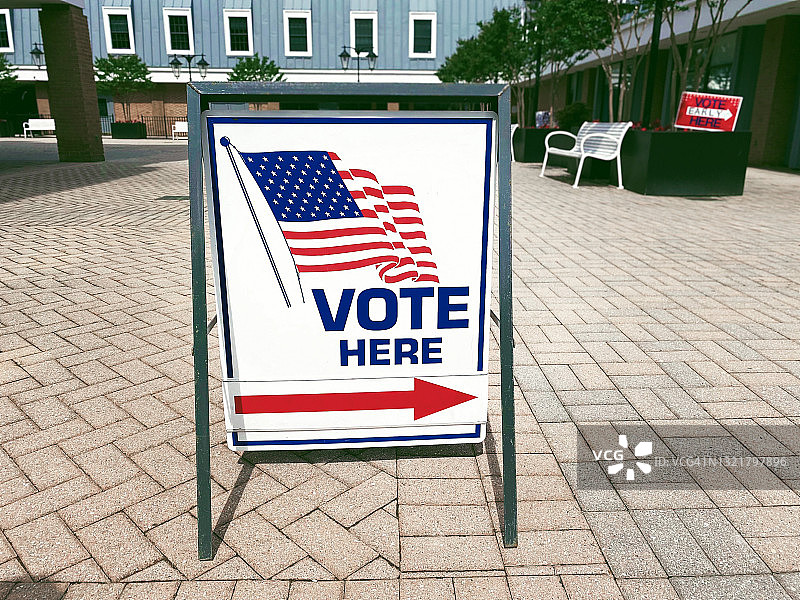 投票站外的“此处投票”指示牌图片素材