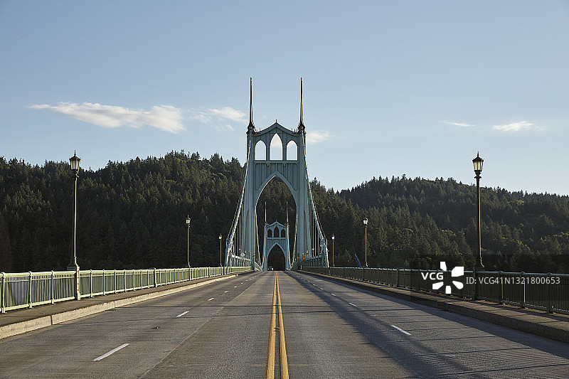 俄勒冈州波特兰圣约翰斯大桥仰视图片素材
