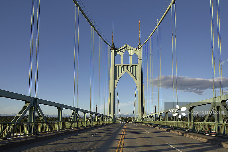 日落时分行驶在圣约翰桥上的车辆正面照图片素材