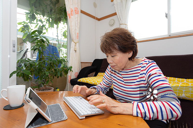 老年女人使用平板电脑图片素材