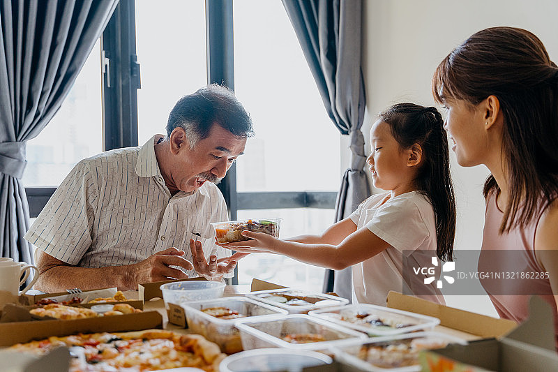 亚洲家庭在家吃外卖图片素材