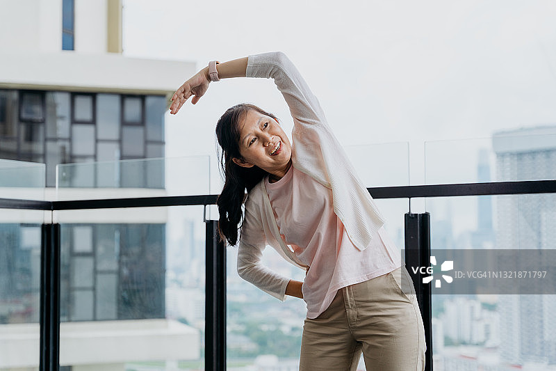 戴智能手表的老年女人做放松运动图片素材