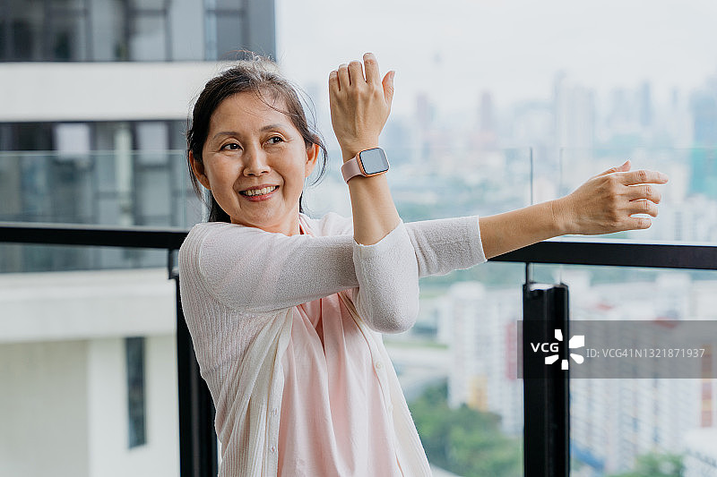 戴智能手表的老年女人做放松运动图片素材