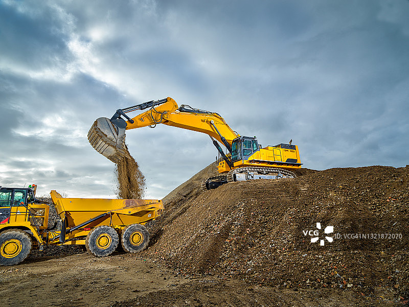 蓝天下的挖掘机重型机械建筑工地图片素材