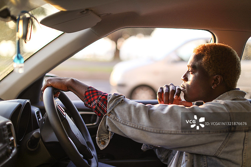 等待乘客的Uber司机图片素材