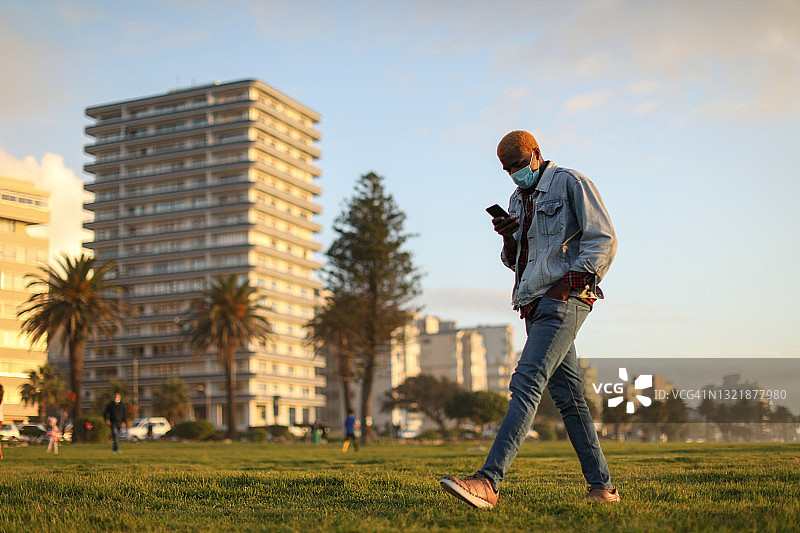 在户外使用手机的非洲男人图片素材