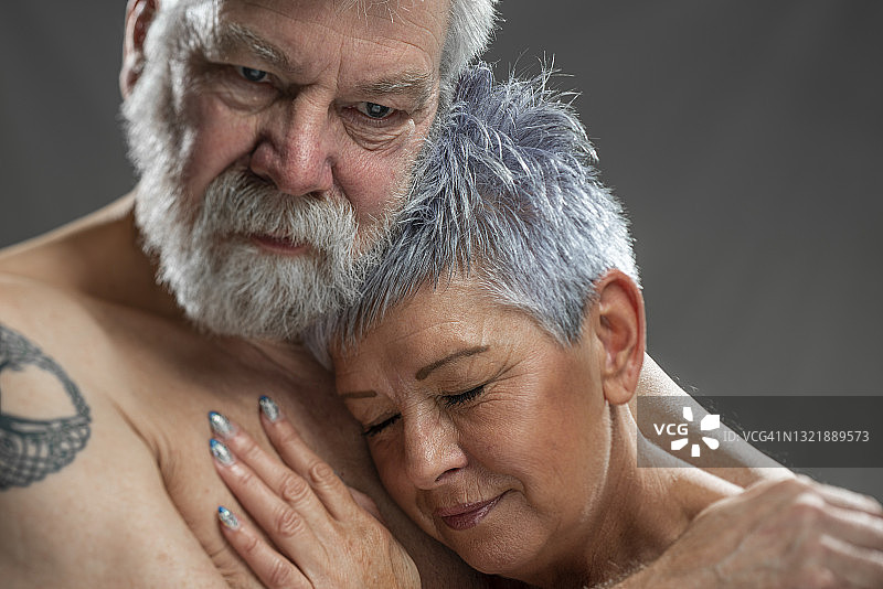 老年夫妻肖像，两人互相拥抱图片素材