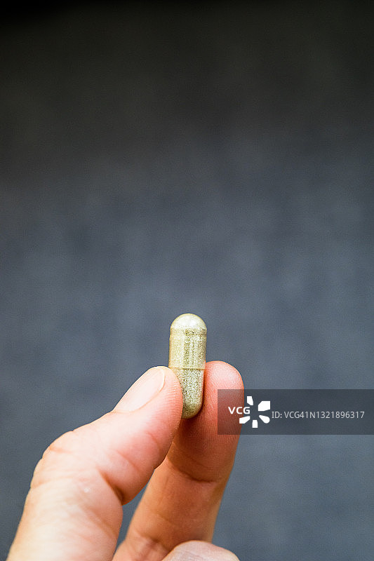 手中拿着药丸图片素材