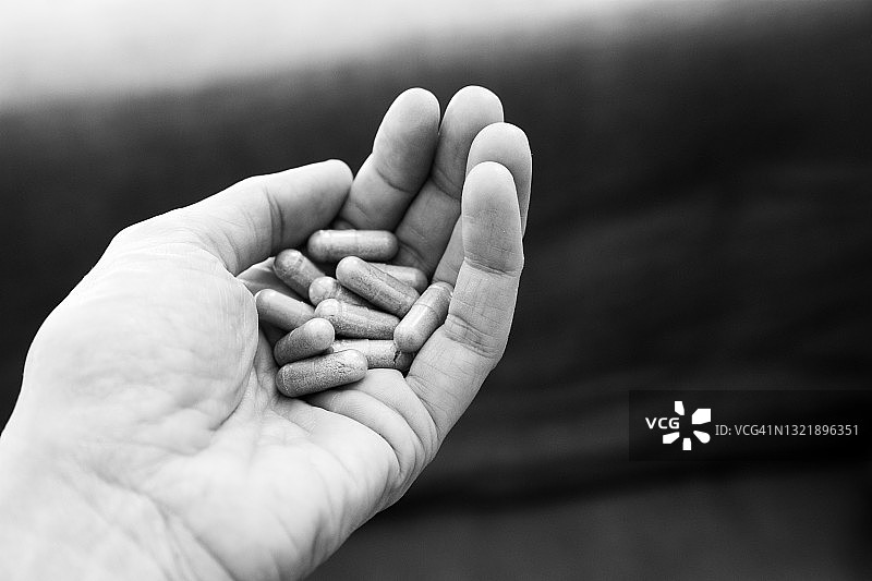 手持药丸图片素材