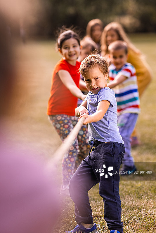 一群孩子在户外玩拔河比赛图片素材