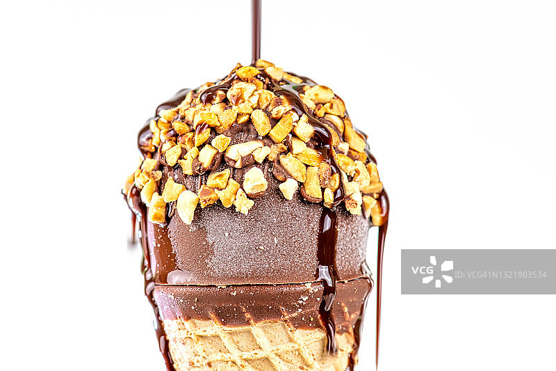 巧克力糖浆淋在冰淇淋甜筒上图片素材